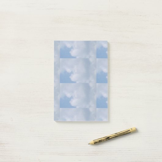Blue Sky en White Cloud Post-it® Notes (Op bureau)