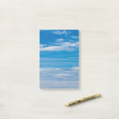 Blue Sky met Cloud Streaks Post-it® Notes (Op bureau)