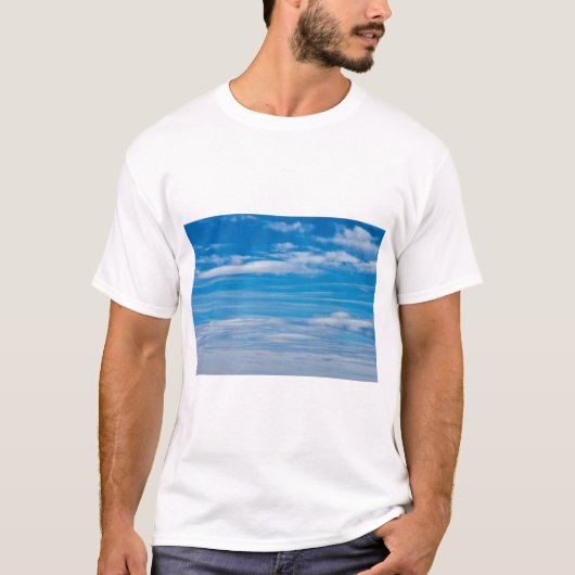 Blue Sky met Cloud Streaks T-shirt (Voorkant)