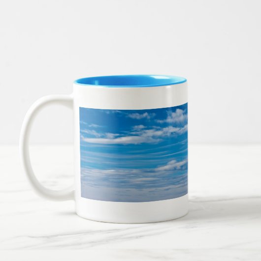 Blue Sky met Cloud Streaks Tweekleurige Koffiemok (Links)