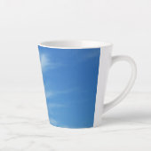 Blue Sky met White Clouds Abstracte Natuur Foto Latte Mok (Rechts)