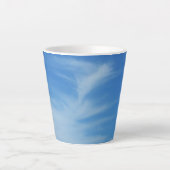 Blue Sky met White Clouds Abstracte Natuur Foto Latte Mok (Voorkant)