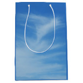 Blue Sky met White Clouds Abstracte Natuur Foto Medium Cadeauzakje (Voorkant)