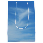 Blue Sky met White Clouds Abstracte Natuur Foto Medium Cadeauzakje (Achterkant)