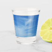 Blue Sky met White Clouds Abstracte Natuur Foto Shot Glas (Voorkant)