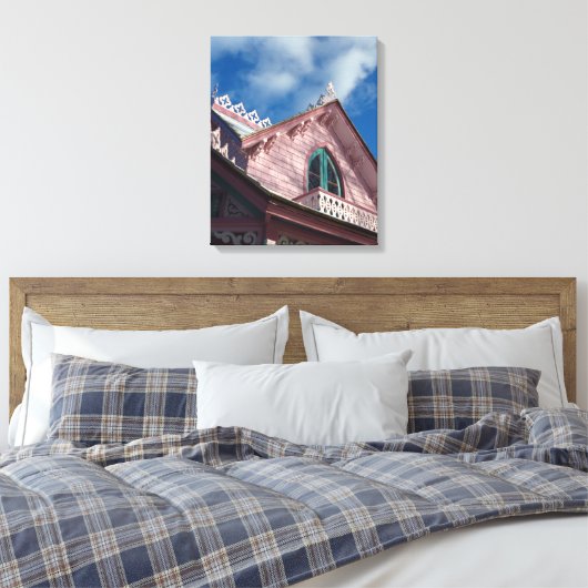 Blue Sky Pink Roofline - Martha's Vineyard Canvas Afdruk (Insitu (Slaapkamer))