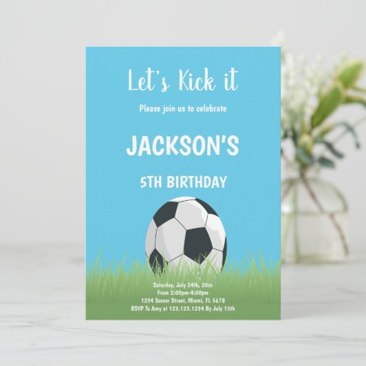 Blue Sky Voetbal Verjaardag Uitnodiging (Staand voorkant)