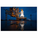 Blue Sky voor Space Shuttle Atlantis Lancering Fotobeeldje Magneet<br><div class="desc">De regengewassen schemering baadde de scène in een koel, etherisch licht. De laatste sporen van het storm bleven hangen in de lucht, uitgestrekt en diep, kalmerend blauw. Puddels op het lanceerplatform weerspiegelden de zachte gloed van de Space Shuttle, de buik verlicht met een ingewikkelde dans van witte lichten. Een stille...</div>
