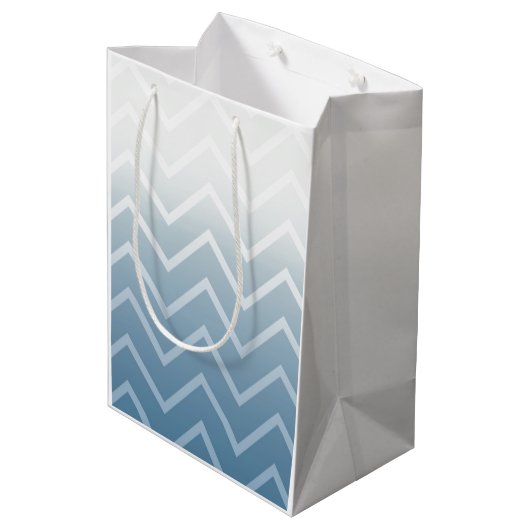 Blue Sky White Chevron Medium Cadeauzakje (Achterkant Gekanteld)