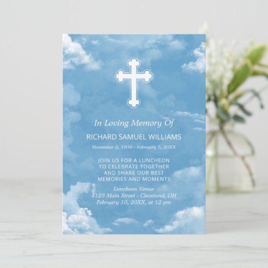 Blue Sky White Cross in Loving Memory Kaart (Staand voorkant)