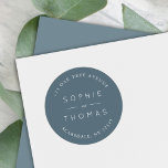 Blue Slate Wedding Return-adres Ronde Sticker<br><div class="desc">Deze bruiloft retour adres sticker bevat de namen van het bruiloft paar en adres in het wit tegen een blauw leisteen kleur. Bekijk hier de overeenkomende trouwitems https://www.zazzle.com/collections/sage_layered_geometric_blue_slate_wedding-119021046856867346 Personaliseer het door de tekst van de plaatsaanduiding te vervangen. Voor meer opties zoals om het lettertype te wijzigen, het is grootte en...</div>