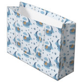 Blue Sleeping Baby Beer op Moon Clouds & Stars Groot Cadeauzakje (Voorkant Gekanteld)
