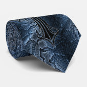 Blue Snakeskin Pattern met Black Midevil Cross op Stropdas (Opgerold)