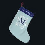 Blue Snowflake Monogrammed Kleine Kerstsok<br><div class="desc">Prachtige persoonlijke kerstbedekking.</div>
