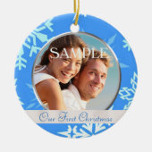 Blue Snowflake Ons eerste kerstfoto-Ornament Keramisch Ornament (Voorkant)