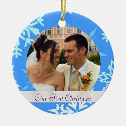 Blue Snowflake Ons eerste kerstfoto-Ornament Keramisch Ornament (Voorkant)