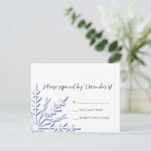 Blue Snowflake op White Winter Wedding RSVP Kaartje (Staand voorkant)