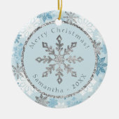 Blue Snowflake Persoonlijke naamdatum Keramisch Ornament (Voorkant)