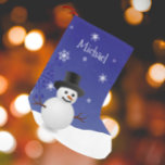 Blue Snowman Winter Scene Kerstmis stoppen Kleine Kerstsok<br><div class="desc">Voeg een griezelige aanraking toe aan uw mantel dit vakantieseizoen met een gepersonaliseerde Blauwe Snowman Winter Scene Kerststop. Het stopontwerp is voorzien van een gelukkige sneeuwman in een sneeuwwindenergie tegen een koninklijke blauwe achtergrond,  gekleurd met corresponderende kleuren-sneeuwvlokken. Extra cadeautjes en vakantiepunten zijn ook bij dit ontwerp beschikbaar.</div>