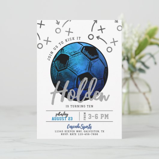 Blue Soccer verjaardagsuitnodiging Kaart (Staand voorkant)