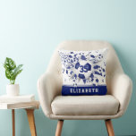 Blue Sports Room Decor Meisjes voetballen Sterren Kussen<br><div class="desc">Dit coole meisjesvoetbalkussen heeft een "explosie" van blauw-witte voetballen in verschillende maten en grijze en blauwe stervormen, waarop je haar jersey-nummer kunt personaliseren - de blauwe ster heeft een klein dessin van witte stippen - pas de naam van de atleet aan op een blauwe kleurstrook aan de onderkant van het...</div>