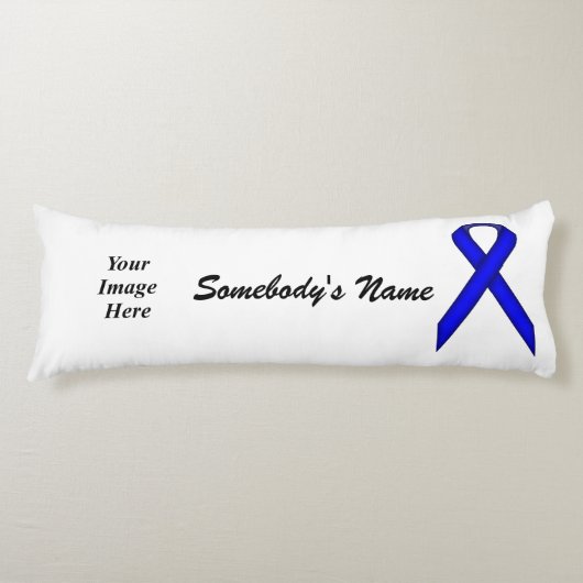 Blue Standard Ribbon Tmpl van Kenneth Yoncich Lichaamskussen (Voorkant)