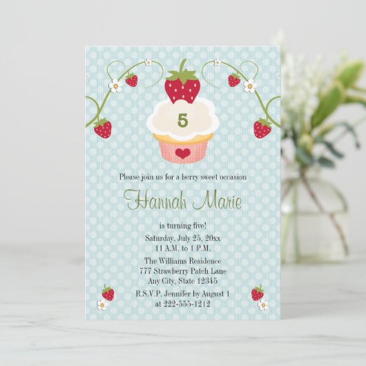 Blue Strawberry Cupcake Birthday Foto Uitnodiging (Staand voorkant)