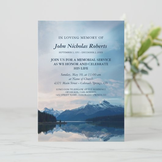 Blue Striking Mountain Lake Memorial Service Kaart (Staand voorkant)