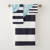 Blue Stripes Laurel Wreate Monogram Bad Handdoek (Insitu)