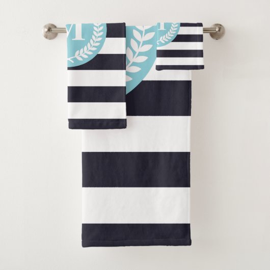 Blue Stripes Laurel Wreate Monogram Bad Handdoek (Insitu)