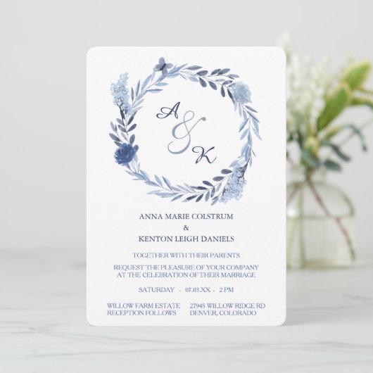 Blue Summer Wreath Monogram Wedding Invitation Kaart (Staand voorkant)
