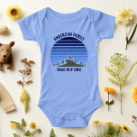 Blue Sunset Mountain Custom Family Reunion Trip<br><div class="desc">Deze koele blauw  zonsondergang over rotsachtige bergen in natuur maakt een groot afbeelding voor een baby-bodysuit voor een familiereünie,  roadtrip of zomervakantie. Herinner je bergreis met deze baby-outfit. Voeg gewoon je eigen achternaam en het jaar toe met onze personalisatietool.</div>