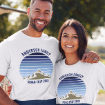 Blue Sunset Mountain Custom Family Reunion Trip T-shirt<br><div class="desc">Deze coole blauwe zonsondergang boven rotsachtige bergen in natuur maakt een geweldig afbeelding voor een set aangepaste t-shirts voor een gezinshereniging, een reisreis of een vakantie in de zomer. Herinneer je bergreis met de bijbehorende natuur t - shirts voor moeder, vader, broer en zus. Voeg gewoon je eigen achternaam en...</div>