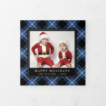 Blue Tartan Pset Holiday Trifold Photo Card Drieluik Wenskaart<br><div class="desc">Pas deze klassieke zwarte en blauwe tartan pleisterkaart met een drievoudig formaat aan met uw eigen begroeting en prachtige foto's om uw vrienden en familie deze vakantieperiode te laten genieten van hun vreugde.</div>