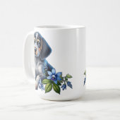 Blue Tick Hound Puppy met delicate blauwe bloemen Koffiemok (Voorkant links)