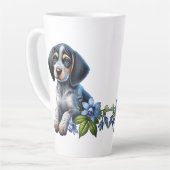 Blue Tick Hound Puppy met delicate blauwe bloemen Latte Mok (Linkerhoek)