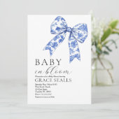 Blue Toile Bow Baby shower uitnodiging (Staand voorkant)
