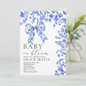 Blue Toile Bow Baby shower uitnodiging (Staand voorkant)