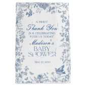 Blue Toile De Jouy Baby shower Favors Medium Cadeauzakje (Achterkant)