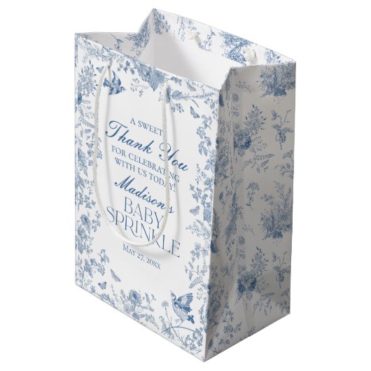 Blue Toile De Jouy Baby Sprinkle Favors Medium Cadeauzakje (Achterkant Gekanteld)