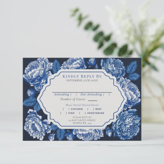 Blue Toile de Jouy Peony Wedding RSVP Informatiekaartje (Staand voorkant)