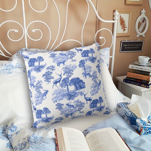 Blue Toile Deer Fox Forest Pattern Kussen (https://pixabay.com/photos/bed-books-cool-bedroom-coffee-4953379/)
