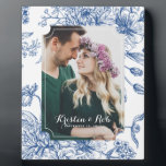 Blue Toile Flowers Photo Wedding Lijst Fotoplaat<br><div class="desc">We weten dat familie belangrijk voor je is, en daarom hebben we een reeks prachtige fotoframes, decor en sieraden ontworpen om al je waardevolle familieherinneringen te laten zien. Of je ze nu het hele jaar of tijdens het vakantieseizoen laat zien, we hebben een gepersonaliseerd decor om in je huis te...</div>