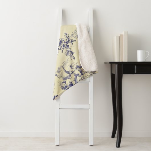 Blue Toile French Country Cherub Pattern Sherpa Deken (In situ)