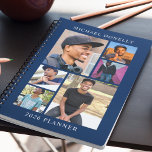 Blue Trendy 6 fotocollage jaarlijks Planner<br><div class="desc">Ontdek de perfecte mix van functionaliteit en stijl met onze '2026 Yearly Planner' - een ideaal kerstcadeau. Personaliseer het met zes van je favoriete foto's en vier het hele jaar door de gekoesterde momenten! Voeg jouw naam toe aan de tekst van de sjabloon voor dat unieke tintje. Een planner die...</div>