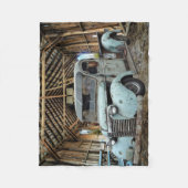  Blue Truck Rustic Barn Fleece Deken (Voorkant)