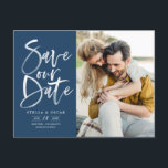 Blue Waterverf Brush Kalligrafie Save Our Date Aankondigingskaart<br><div class="desc">Blue Waterverf Brush Kalligrafie Foto Sla onze datum Briefkaart | Kondig aan familie en vrienden uw trouwdatum met deze aanpasbare save the date briefkaart. Het beschikt over handgeschreven moderne kalligrafie in blauwe achtergrond. Deze stijlvolle foto save the date kaart is perfect voor elk trouwseizoen en thema. Andere kleuren en bijpassende...</div>