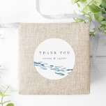 Blue Waterverf Fish Wedding Favor Ronde Sticker<br><div class="desc">Dit elegante zomerontwerp voor moderne strandbruiloften,  minimalistische kustverlovingspartijen,  of kic beachside-repetities kenmerkt een school blauwe waterverf vis die langs de bodem zwemt. Personaliseer met twee lijnen van douanetekst in het klassieke blauw van de marine.</div>