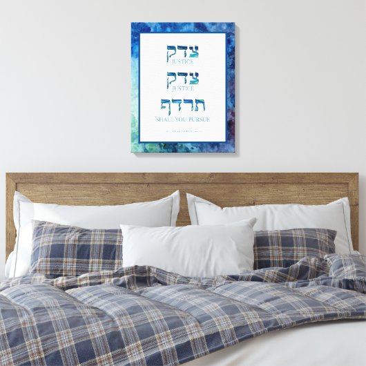 Blue Waterverf Hebrew Tzedek Justice Stretted Canvas Afdruk (Insitu (Slaapkamer))