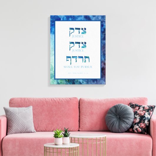Blue Waterverf Hebrew Tzedek Justice Stretted Canvas Afdruk (Insitu (Woonkamer))